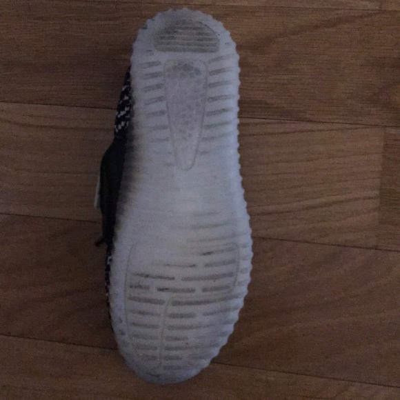 Kids light up shoes gently used. Lights up - Picture 3 of 8